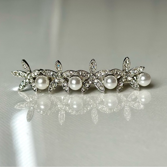 Accessories - ❣️SOLD❣️ Floral Crystal & Pearl Hair Clip